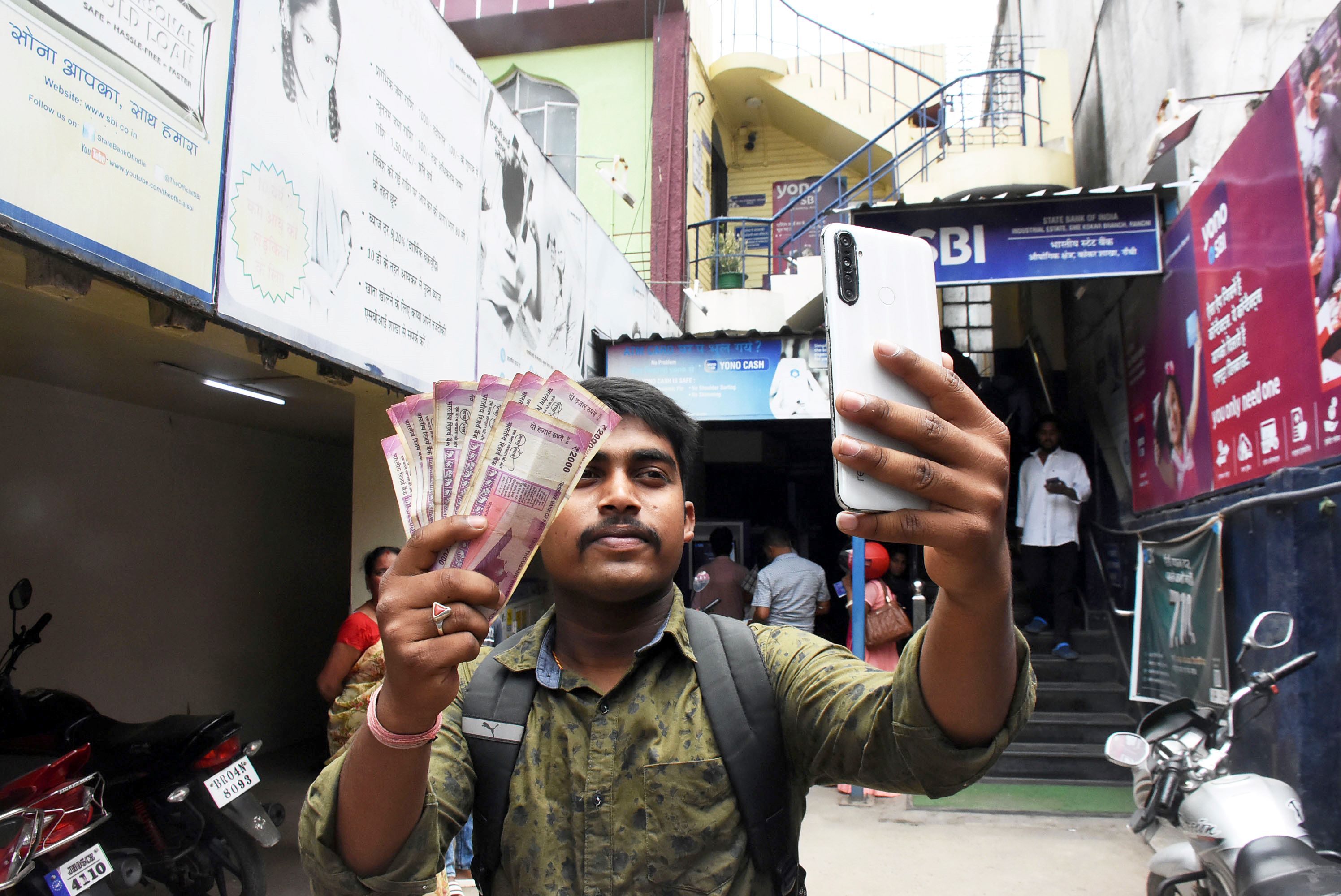 Demonetization, again? Banks, industry see no impact of withdrawal of Rs 2000 notes 