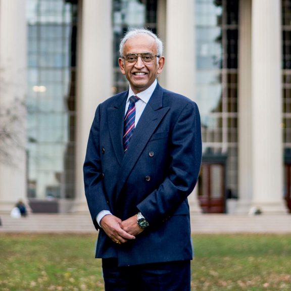 MIT lecturer receives Distinguished Educator award