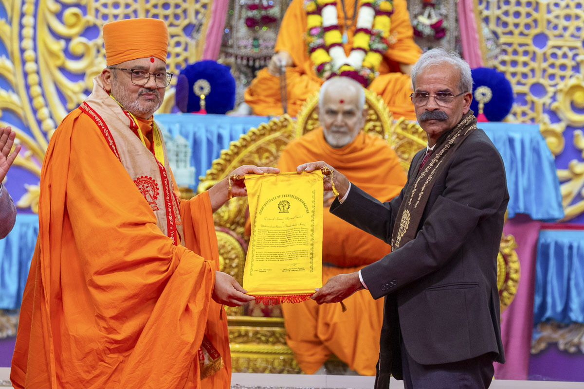 IIT Kharagpur honors Mahamahopadhyaya Bhadreshdas Swami of BAPS