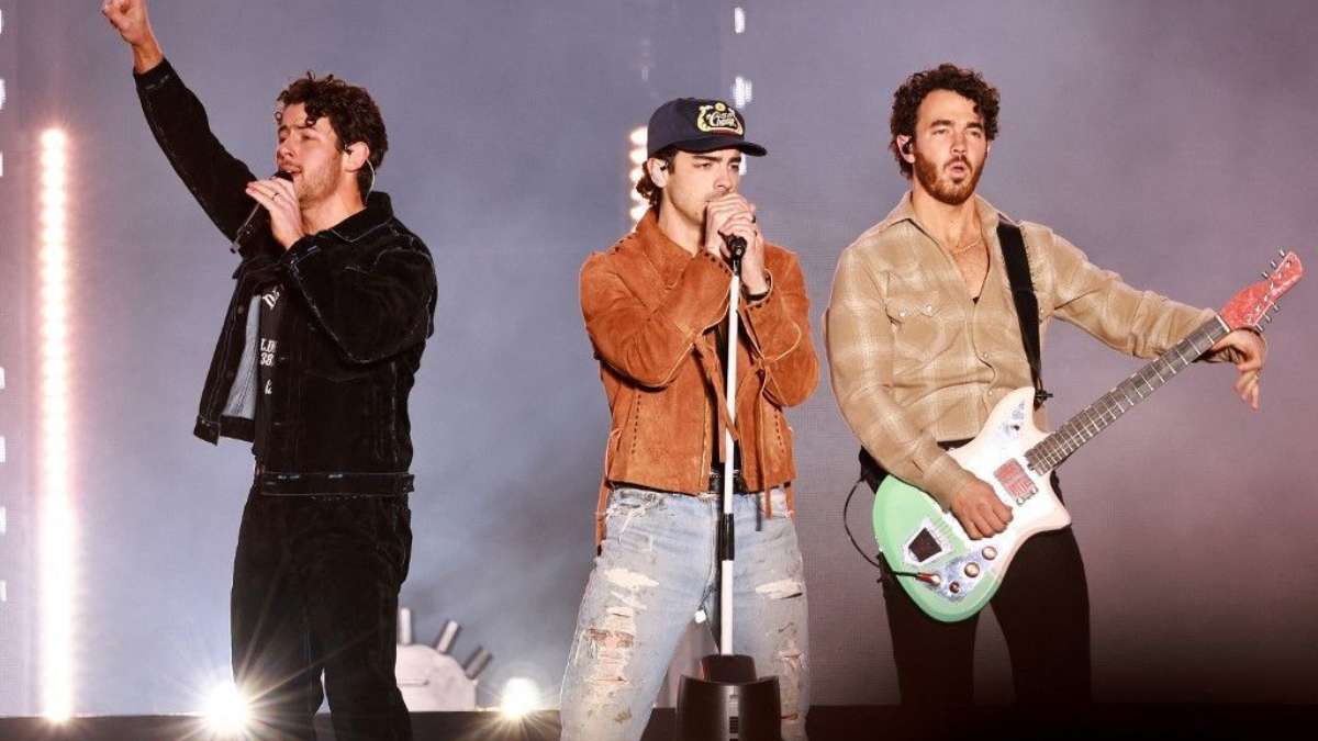 Nick Jonas performs for the first time in India, alongwith brothers