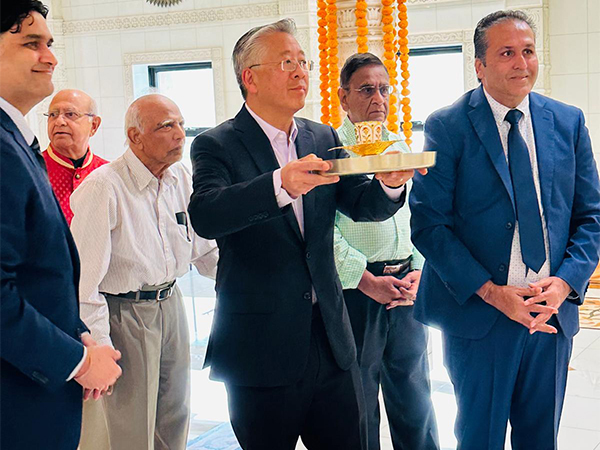Senior US Diplomat Donald Lu interacts with members of Jain community
