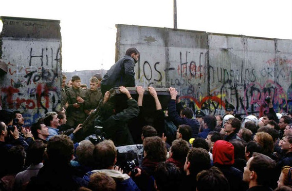 Berlin-wall-break.jpg