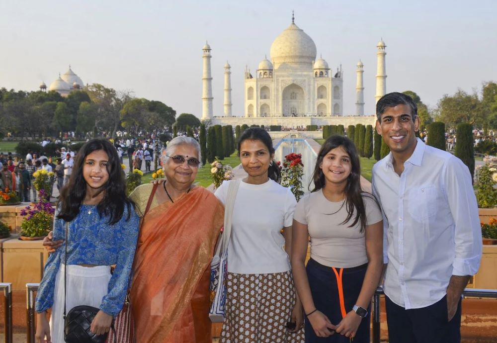 Rishi-Sunak-Family-Taj-Mahal.jpg