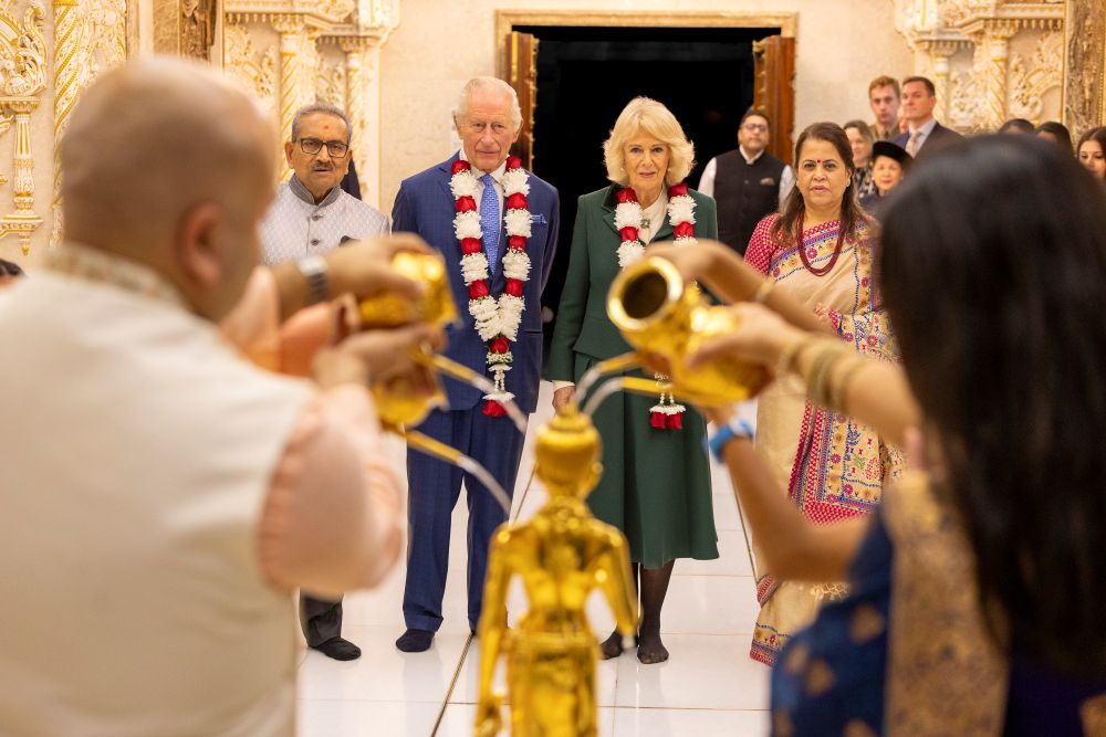Their_Majesties_Visit_Neasden_Temple_07-upl.jpg