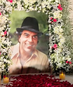 Hema Malini, Daughters host Emotional Prayer Meet for Dharmendra