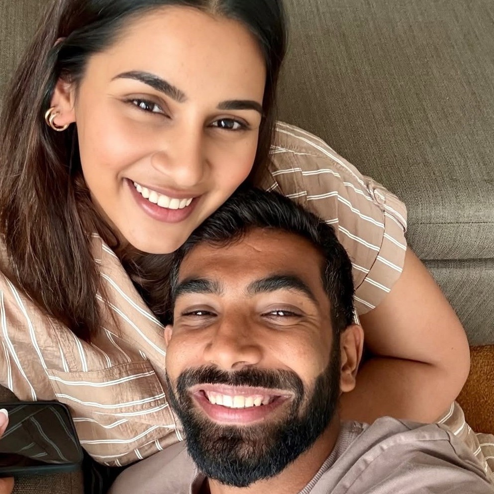 Jasprit-Bumrah-with-wife-upl.jpg