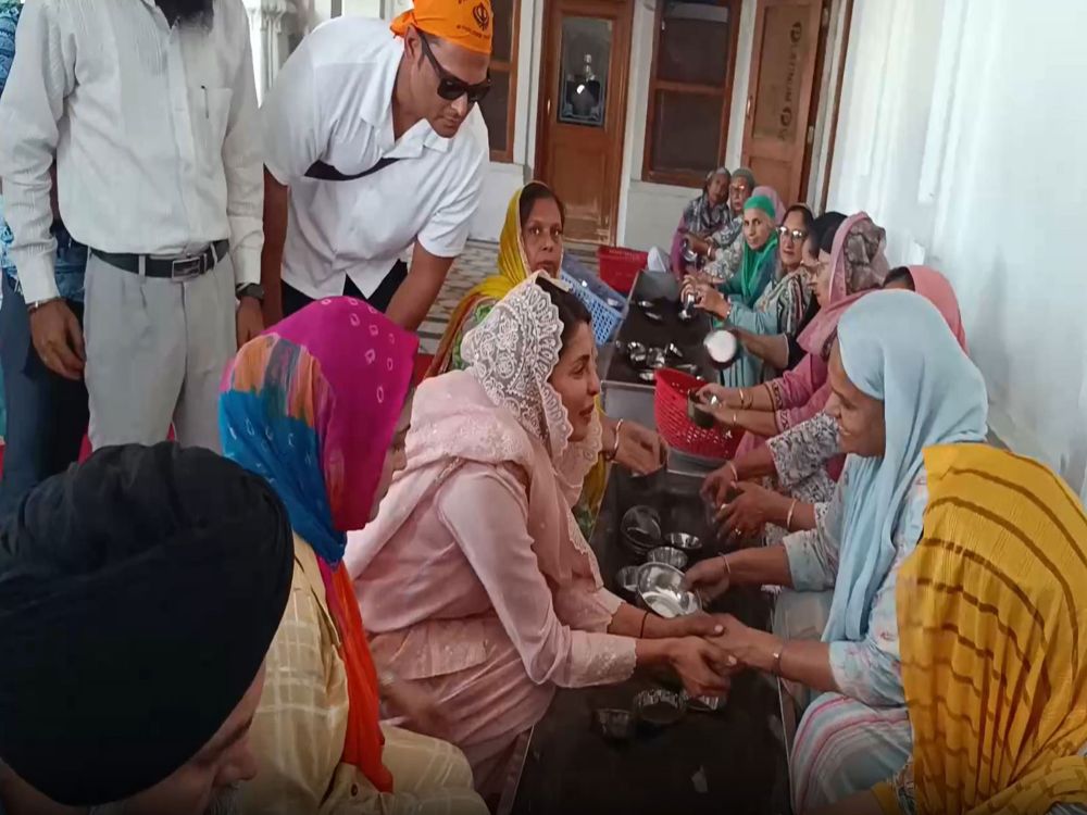 ANI-Priyanka-Chopra-at-Golden-Temple-upl.jpg